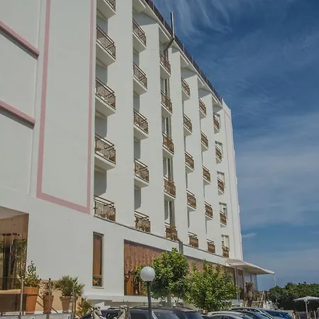 百伊尔码头酒店 3*